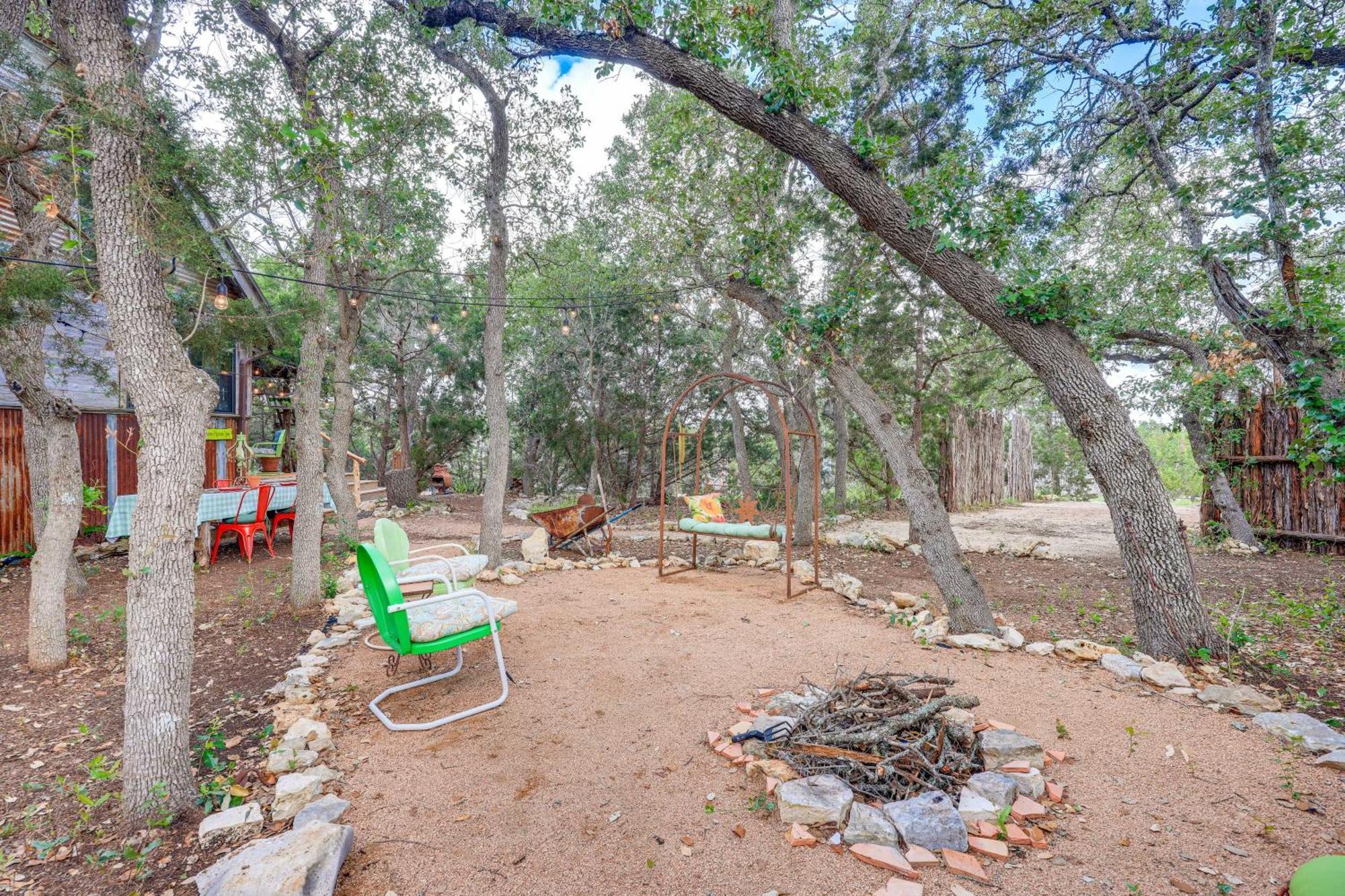 Pet-Friendly Wimberley Cabin With Fire Pit And Hot Tub Eksteriør billede