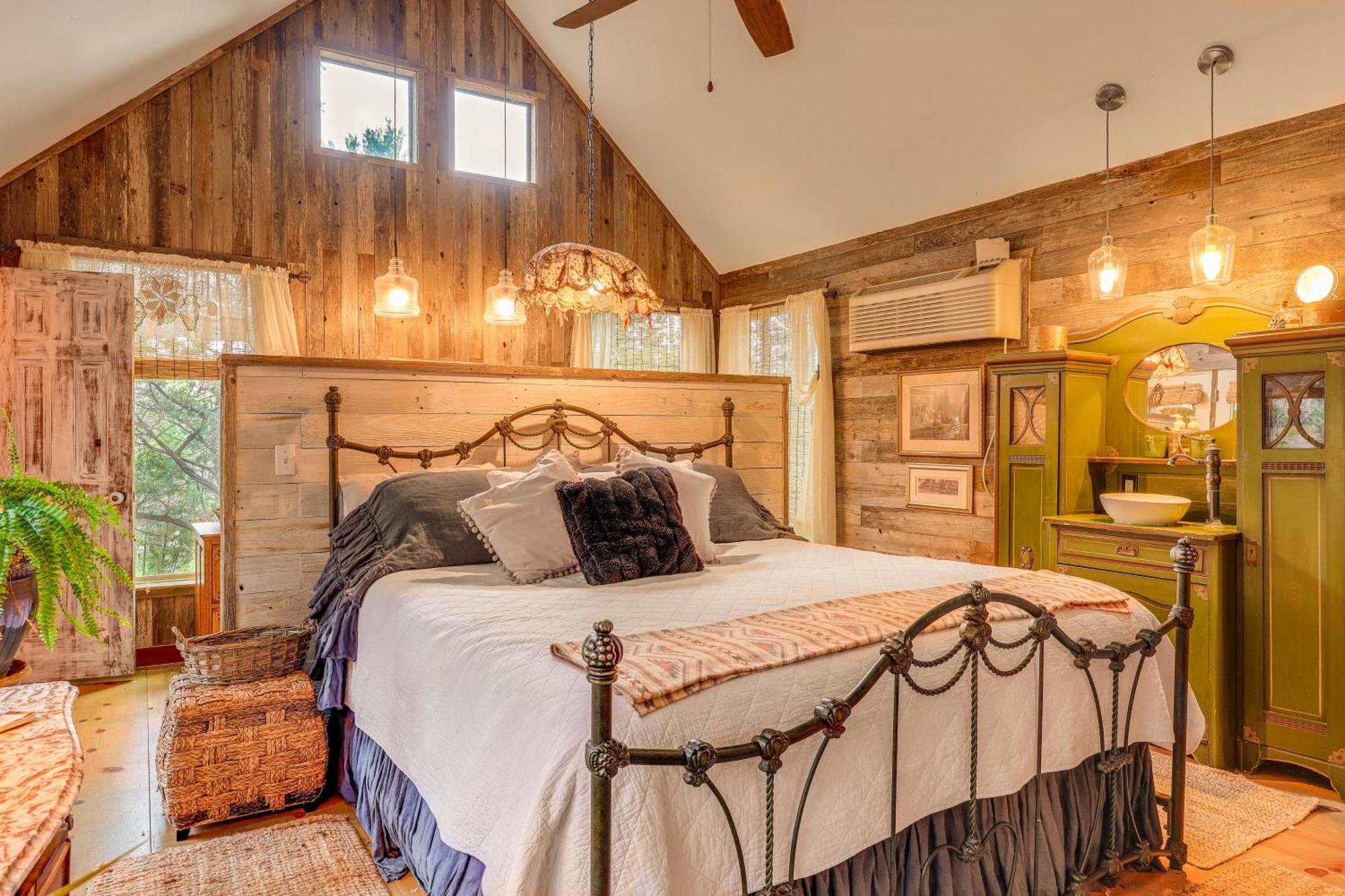 Pet-Friendly Wimberley Cabin With Fire Pit And Hot Tub Eksteriør billede