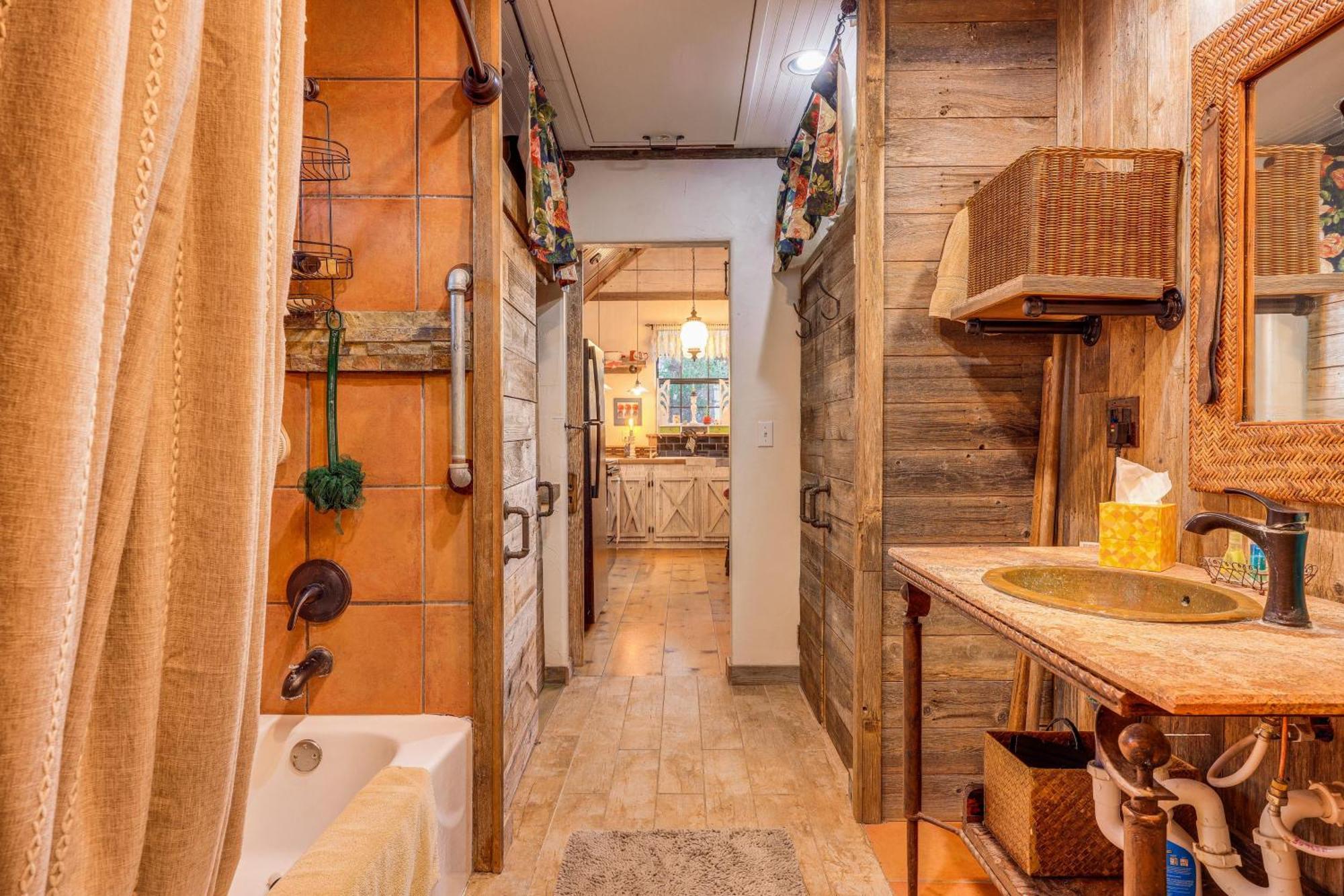 Pet-Friendly Wimberley Cabin With Fire Pit And Hot Tub Eksteriør billede