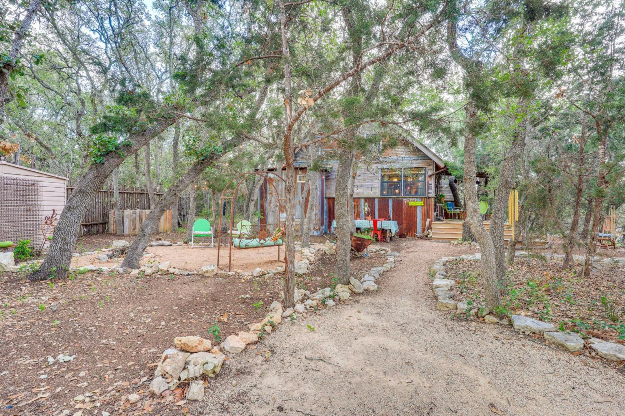 Pet-Friendly Wimberley Cabin With Fire Pit And Hot Tub Eksteriør billede