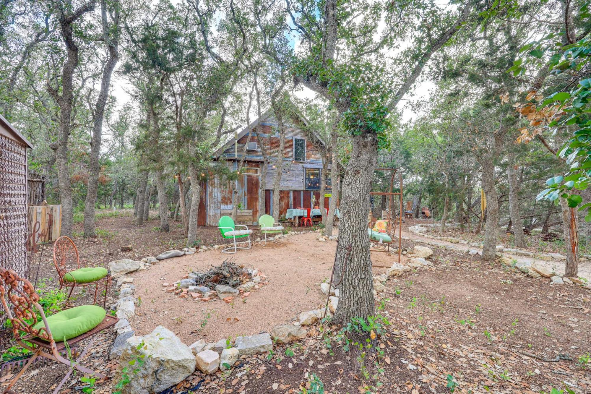 Pet-Friendly Wimberley Cabin With Fire Pit And Hot Tub Eksteriør billede