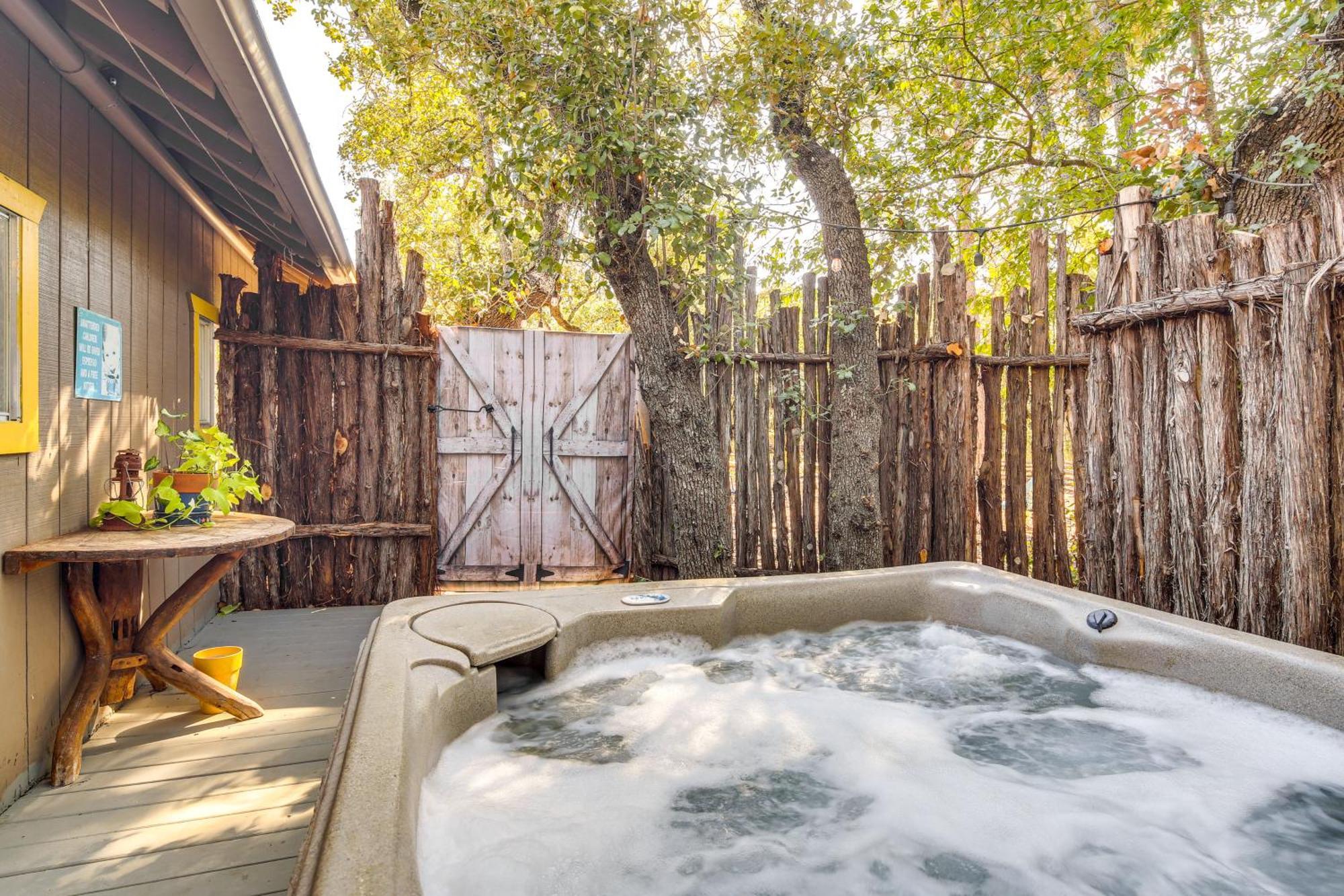 Pet-Friendly Wimberley Cabin With Fire Pit And Hot Tub Eksteriør billede