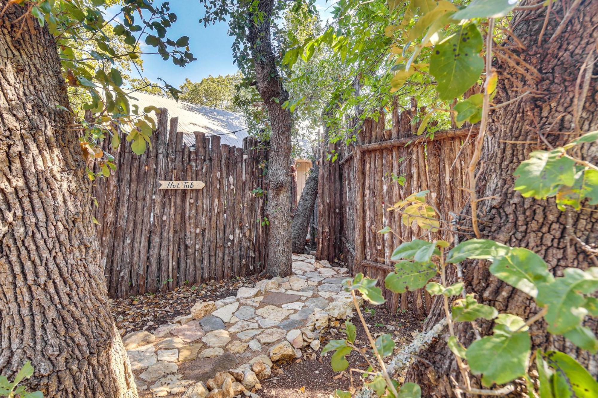 Pet-Friendly Wimberley Cabin With Fire Pit And Hot Tub Eksteriør billede