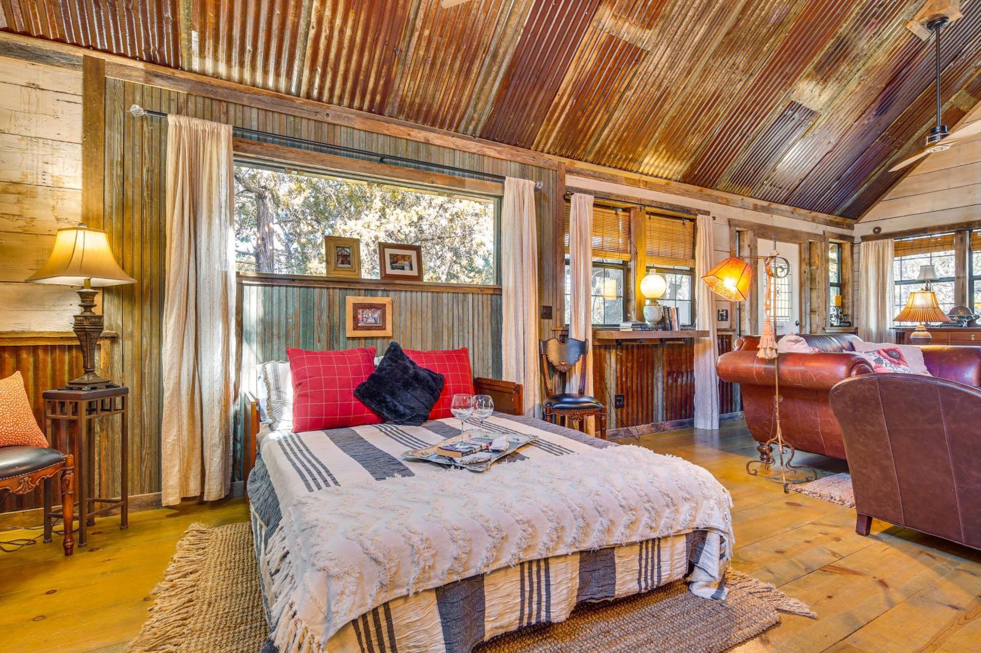 Pet-Friendly Wimberley Cabin With Fire Pit And Hot Tub Eksteriør billede