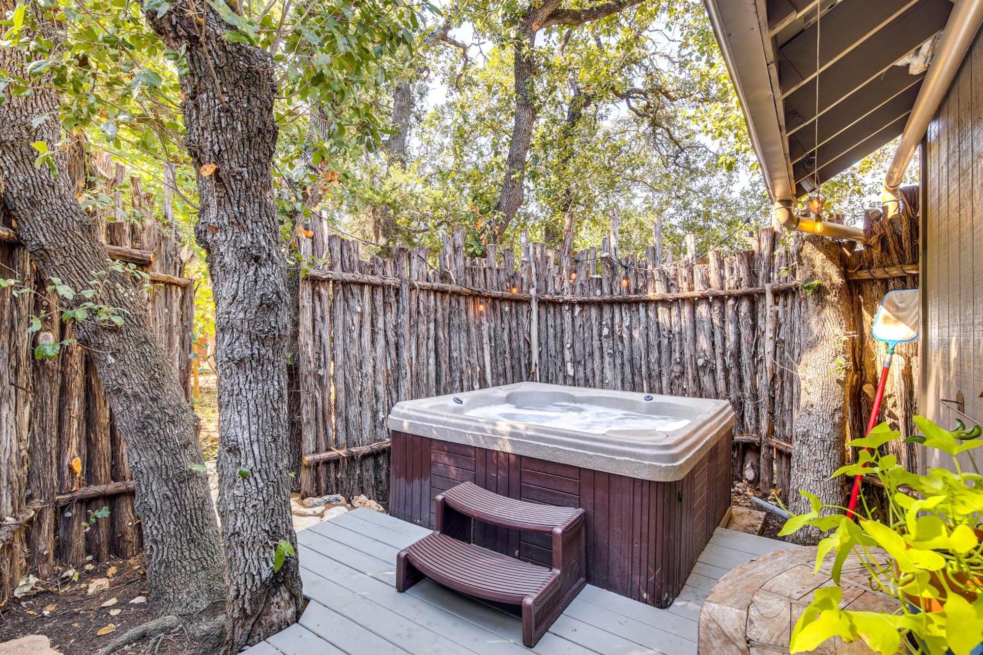 Pet-Friendly Wimberley Cabin With Fire Pit And Hot Tub Eksteriør billede